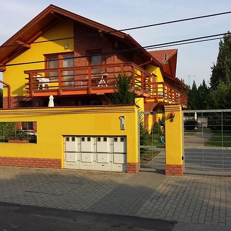 Okker Apartman Gyula Exterior foto