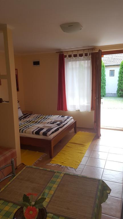 Okker Apartman Gyula Zimmer foto